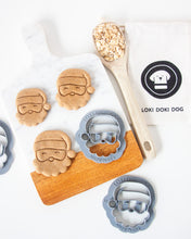 Cargar imagen en el visor de la galería, Cortador de galletas de Papá Noel (estilo cara)
