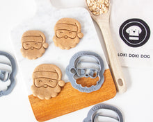 Cargar imagen en el visor de la galería, Cortador de galletas de Papá Noel (estilo cara)
