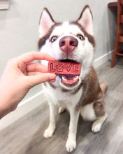 Cargar imagen en el visor de la galería, &quot;AMOR&quot; con una pata - Cortador de galletas de perro

