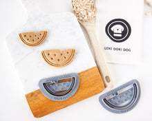 Cargar imagen en el visor de la galería, Cortador de galletas con forma de sandía para perro
