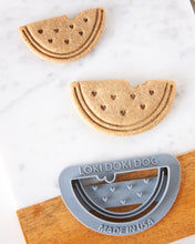 Cargar imagen en el visor de la galería, Cortador de galletas con forma de sandía para perro
