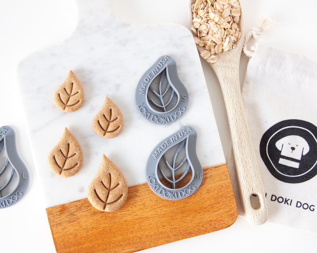 Cortador de galletas con forma de hoja de manzana que cae