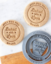 Cargar imagen en el visor de la galería, Cortador de galletas Horneado con Amor (Forma Redonda) PERSONALIZADO

