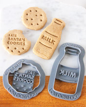 Cargar imagen en el visor de la galería, Cortadores de galletas con forma de perro &quot;Leche y galletas para Papá Noel&quot; (paquete de 3)

