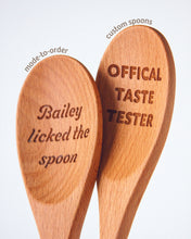 Charger l&#39;image dans la galerie, Cuillère à mélanger et à cuisiner en bois gravée (PERSONNALISÉE) Choix des mots et de la police
