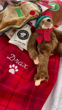 Cargar y reproducir el video en el visor de la galería, Bolsa de regalo personalizada con diseño de Papá Noel y perro, con cuadros de franela roja (bordada)
