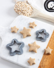 Cargar imagen en el visor de la galería, Cortador de galletas en forma de estrella (2 tamaños disponibles)
