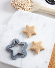 Cargar imagen en el visor de la galería, Cortador de galletas en forma de estrella (2 tamaños disponibles)
