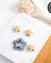 Cargar imagen en el visor de la galería, Cortador de galletas en forma de estrella (2 tamaños disponibles)
