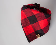 Cargar imagen en el visor de la galería, Bandana de franela a cuadros rojos de búfalo para perro (personalizable)
