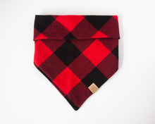 Cargar imagen en el visor de la galería, Bandana de franela a cuadros rojos de búfalo para perro (personalizable)
