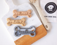 Cargar imagen en el visor de la galería, Cortador de galletas con forma de hueso de perro &quot;So Loved&quot;
