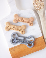 Cargar imagen en el visor de la galería, Cortador de galletas con forma de hueso de perro &quot;So Loved&quot;

