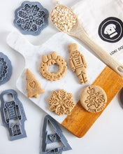 Cargar imagen en el visor de la galería, Juego de 5 cortadores de galletas navideños - Paquete de cortadores de galletas de perro navideño

