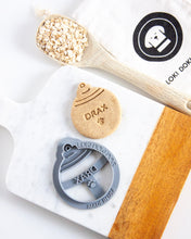 Cargar imagen en el visor de la galería, Cortador de galletas con forma de perro con forma de adorno navideño (personalizable)
