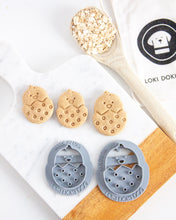 Cargar imagen en el visor de la galería, Cortador de galletas con forma de perro y pollito de Pascua

