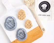 Cargar imagen en el visor de la galería, Cortador de galletas con forma de perro y pollito de Pascua
