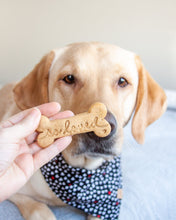 Cargar imagen en el visor de la galería, Cortador de galletas con forma de hueso de perro &quot;So Loved&quot;

