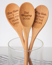 Cargar imagen en el visor de la galería, Cuchara de madera grabada para cocinar y mezclar (con refranes) Más de 10 estilos para elegir
